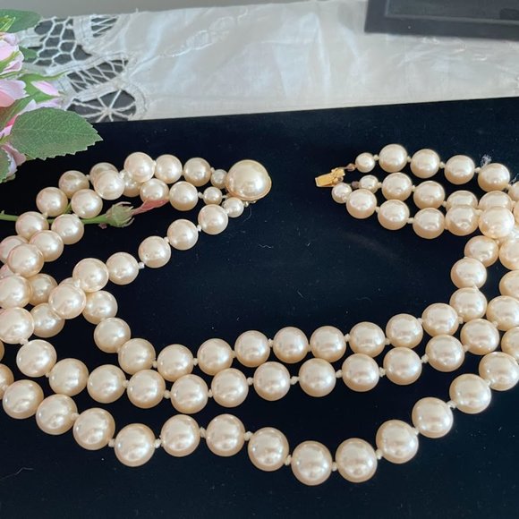 Vintage 1960s Twisted Strand Faux Pearl Necklace, 3 Strands, Pearl Button Clasp - Picture 8 of 11